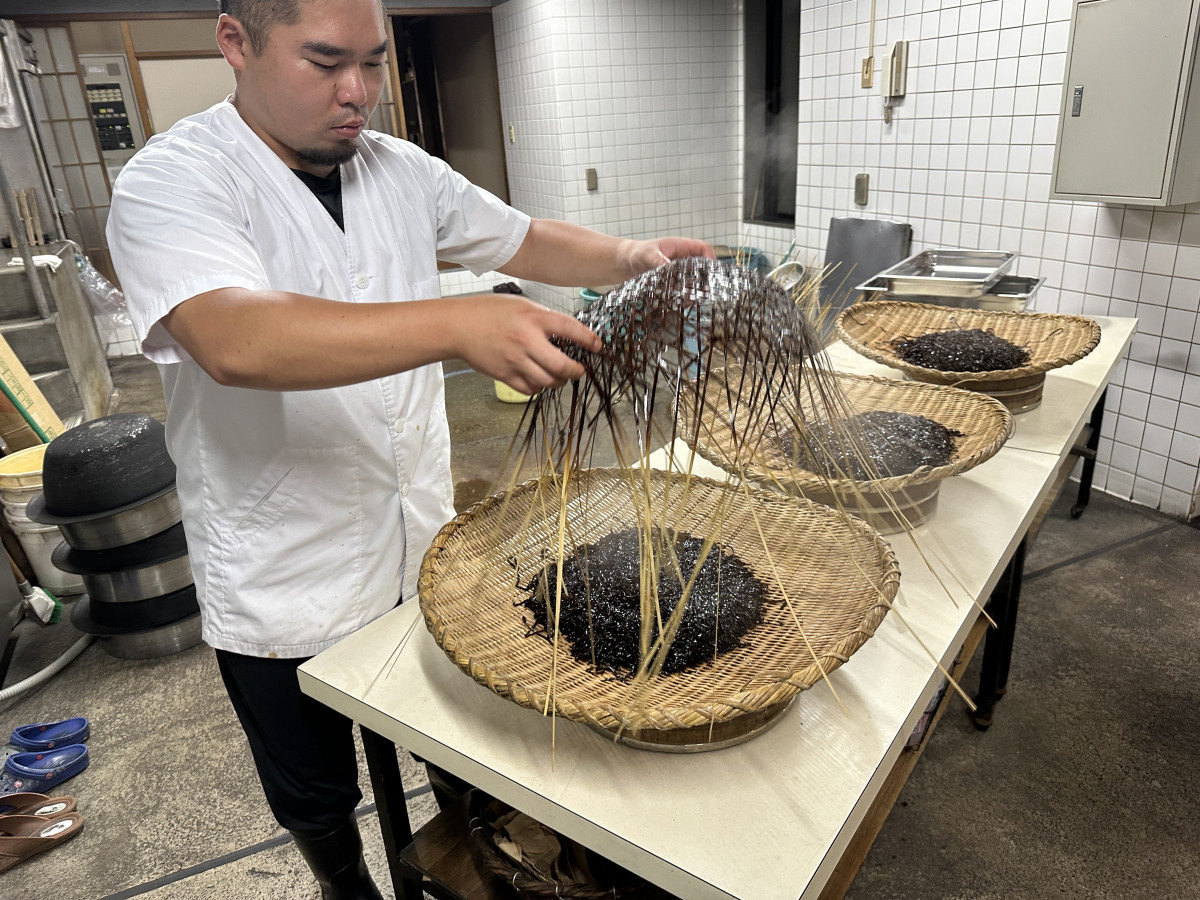 出来立ての昆布の佃煮を冷ます